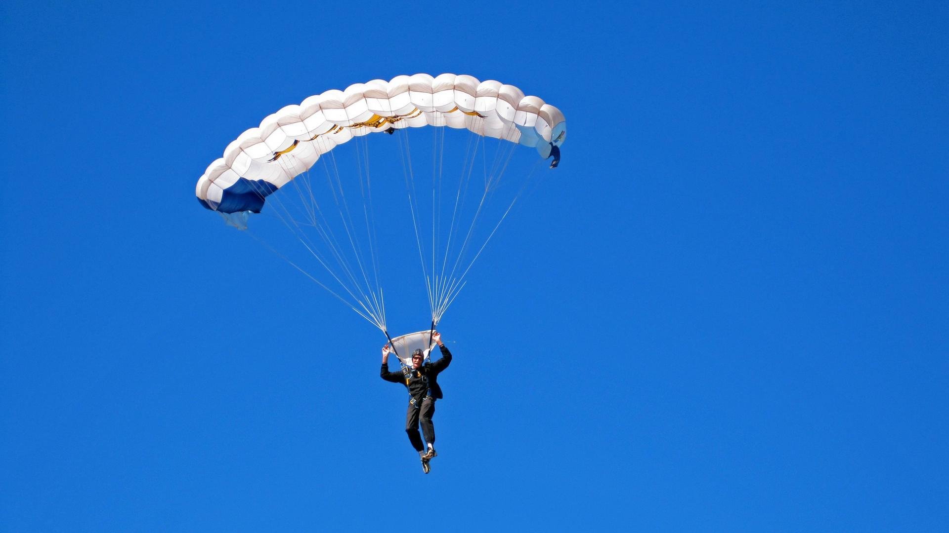 国家队场上指挥体系是否过于依赖主教练，国家队指导员